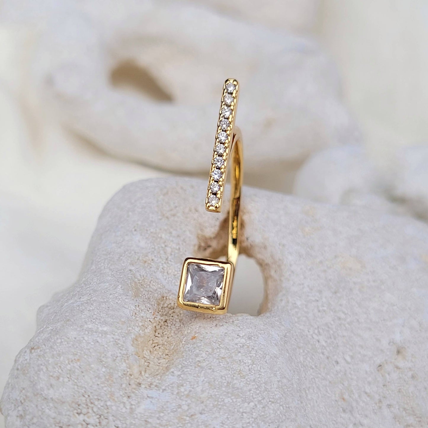 Bisjoux - 18k gold plated stud solitaire modern curve ring