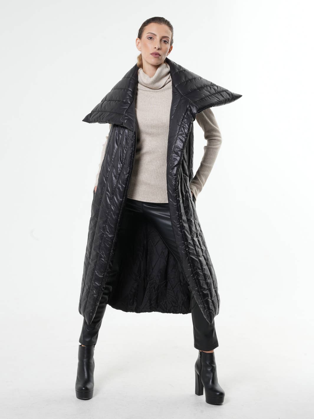 Metamorphoza - Loose Long Sleeveless Coat: L / Black