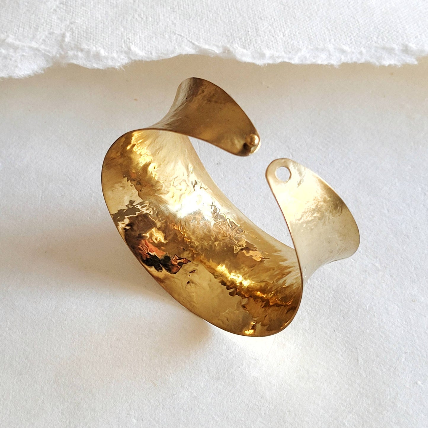 Bisjoux - Seductive brass Curve Cuff bracelet