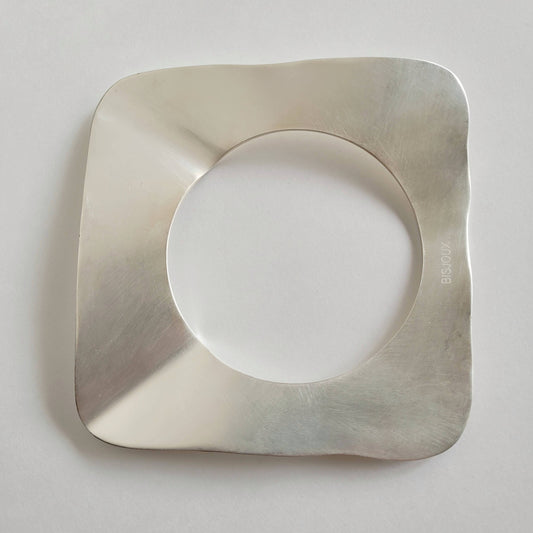 Bisjoux - Silver crushed handcrafted disc flat bangle cuff bracelet: Silver / 4 curve square