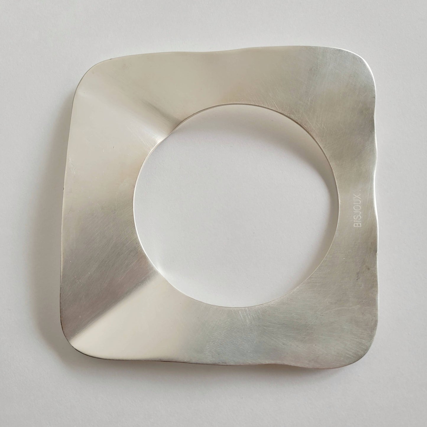 Bisjoux - Silver crushed handcrafted disc flat bangle cuff bracelet: Silver / 3 curve