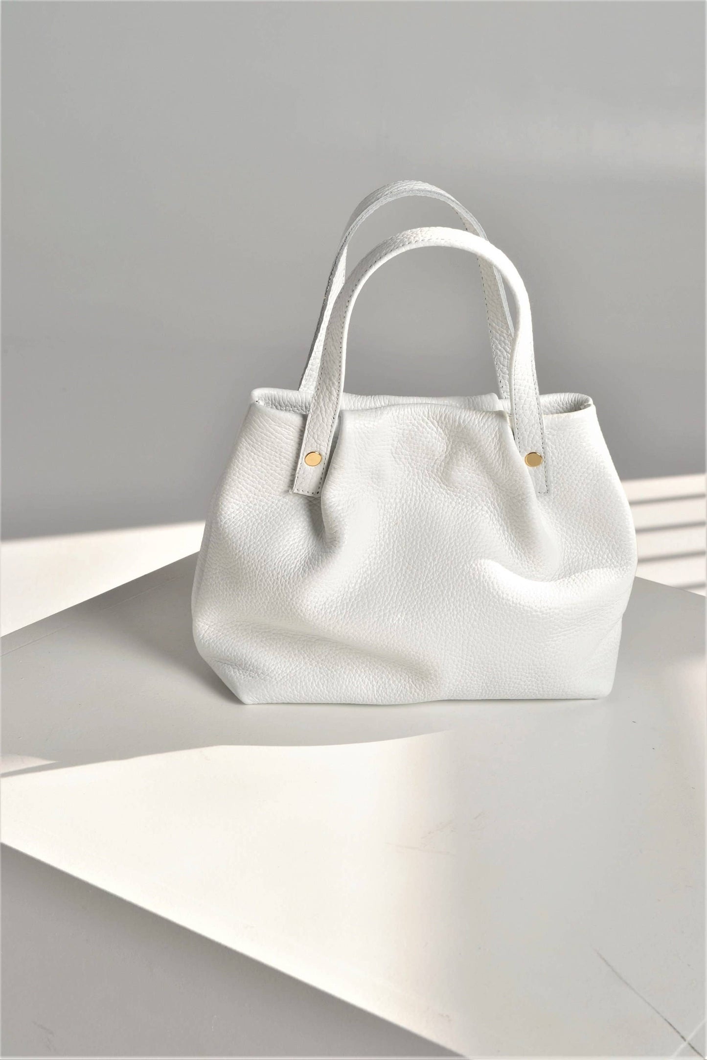 ANA KOUTSI - Armonia leather purse in white: Silver Chain
