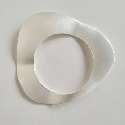 Bisjoux - Silver crushed handcrafted disc flat bangle cuff bracelet: Silver / 3 curve