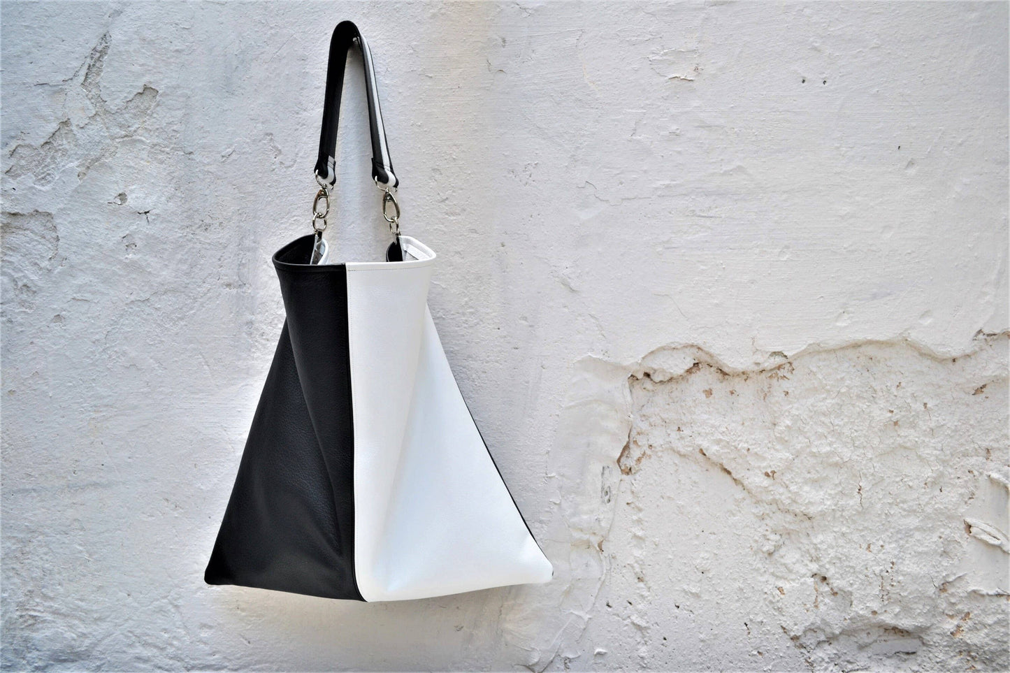 ANA KOUTSI - Akathi double leather bag in black & white