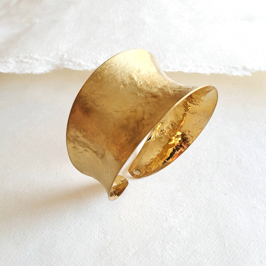 Bisjoux - Seductive brass Curve Cuff bracelet