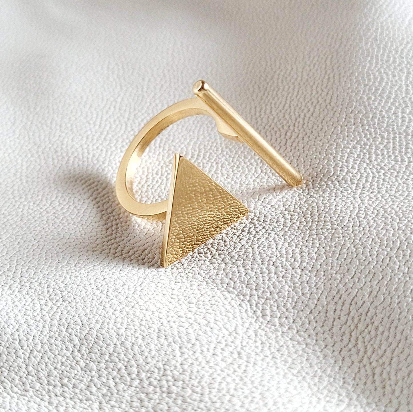 Bisjoux - 18k gold plated triangle circle geometric ring: Triangle
