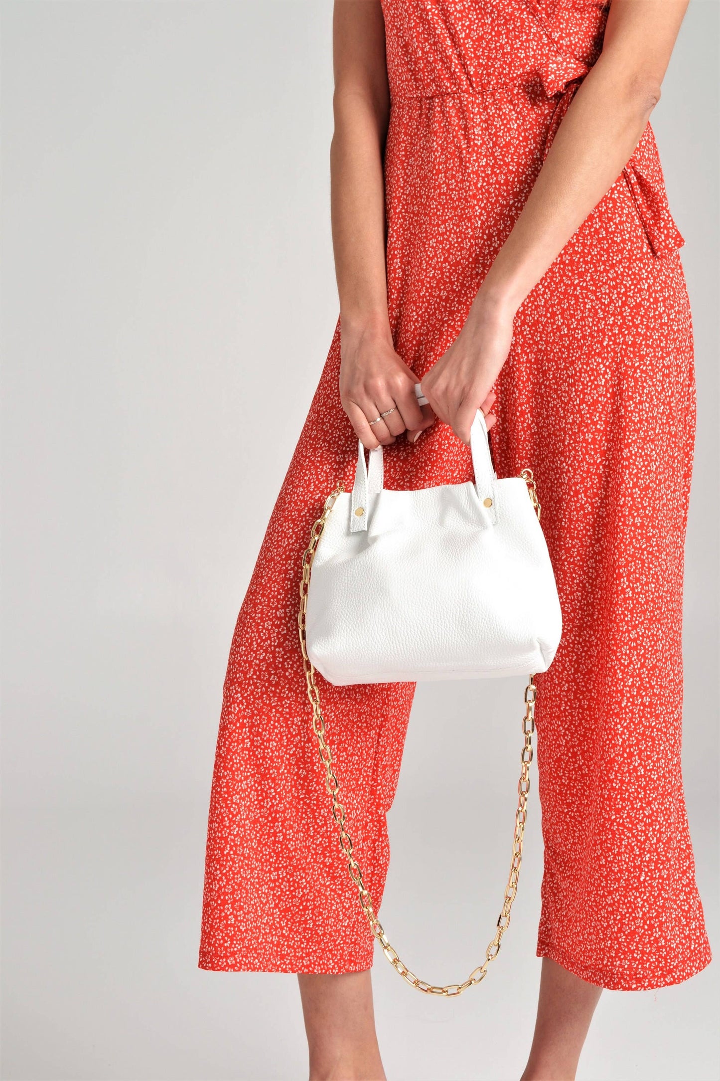 ANA KOUTSI - Armonia leather purse in white: Silver Chain