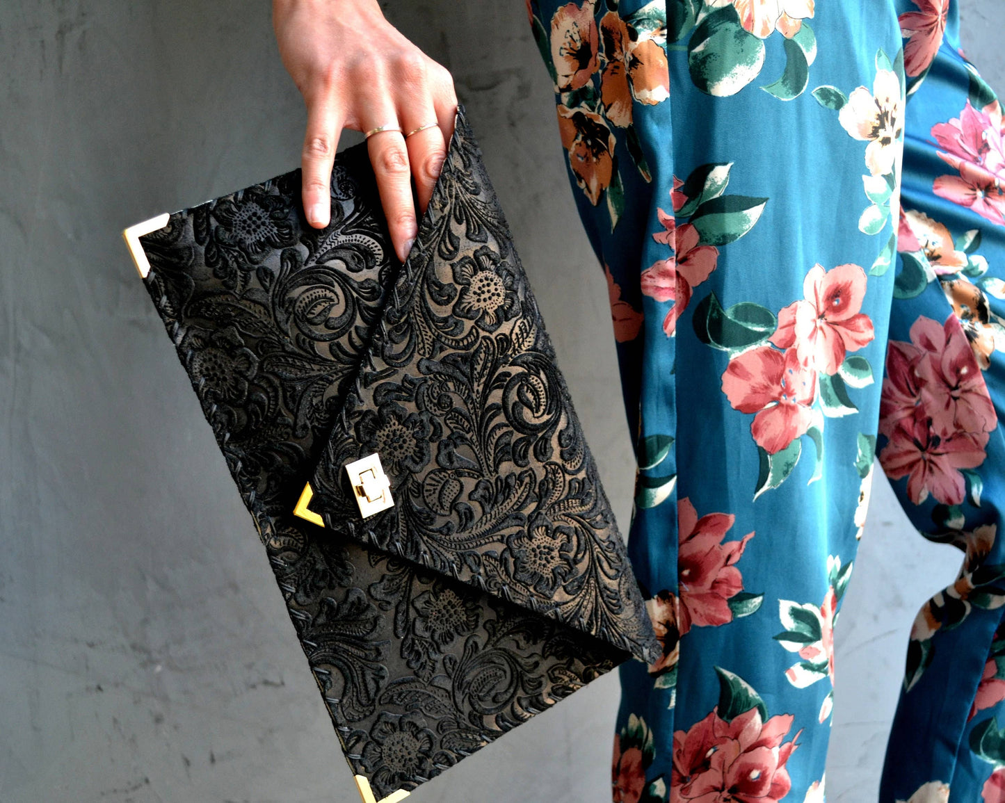 ANA KOUTSI - 3D Black Symmetria Leather Clutch: Silver / Small