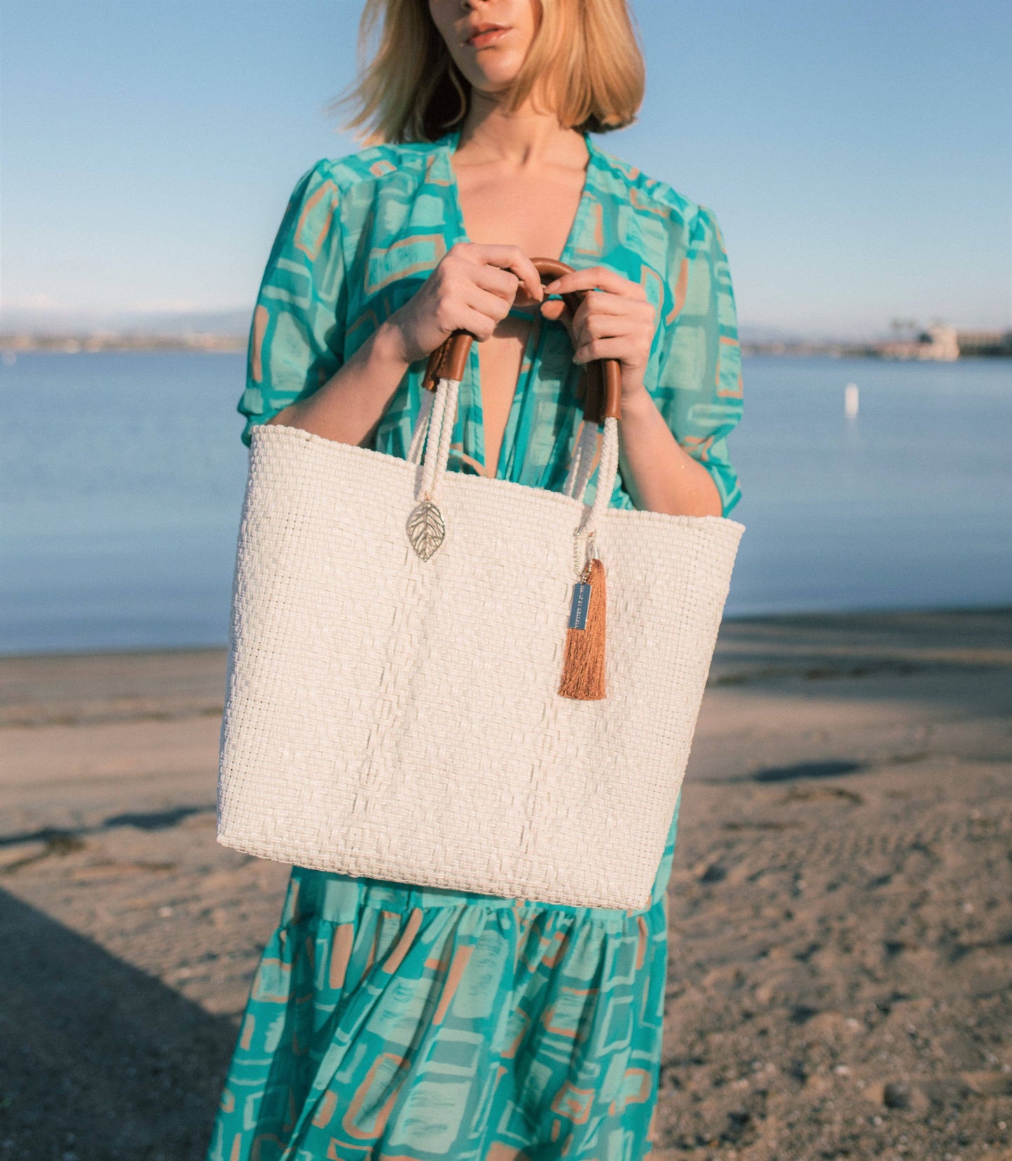 Mavis by Herrera - Hannah Resort Tote Bag - White Pearl: Large Straps 9"