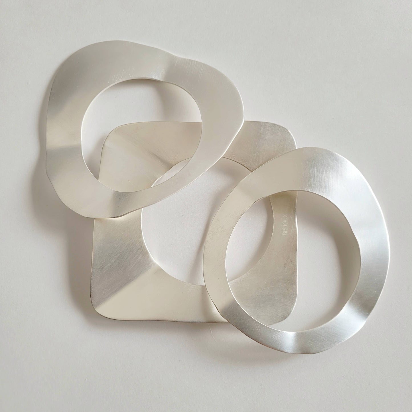 Bisjoux - Silver crushed handcrafted disc flat bangle cuff bracelet: Silver / 3 curve