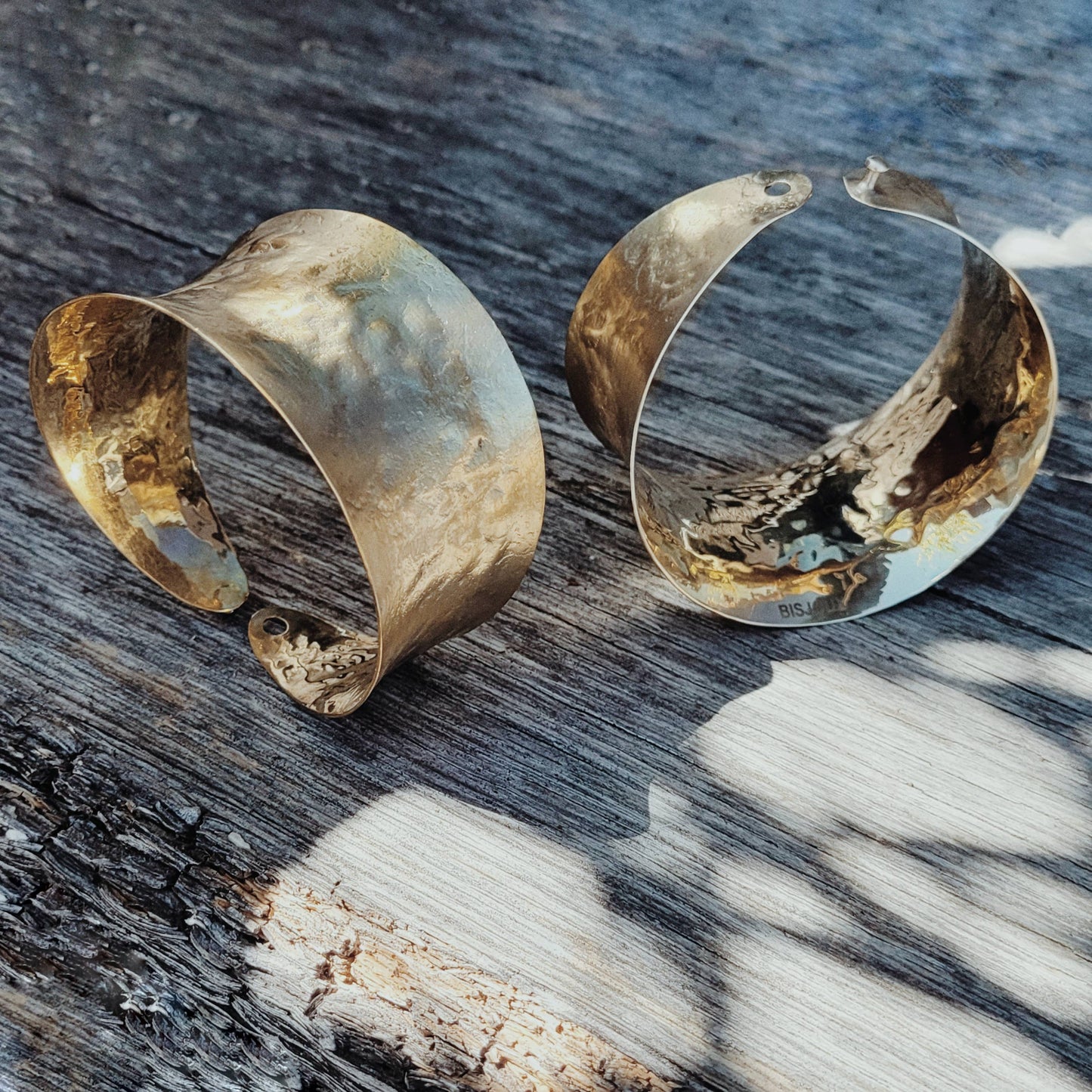 Bisjoux - Seductive brass Curve Cuff bracelet