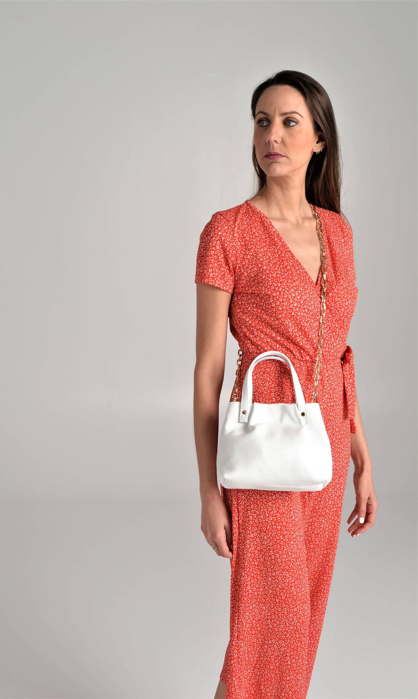 ANA KOUTSI - Armonia leather purse in white: Silver Chain