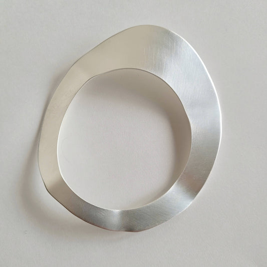 Bisjoux - Silver crushed handcrafted disc flat bangle cuff bracelet: Silver / 1 curve