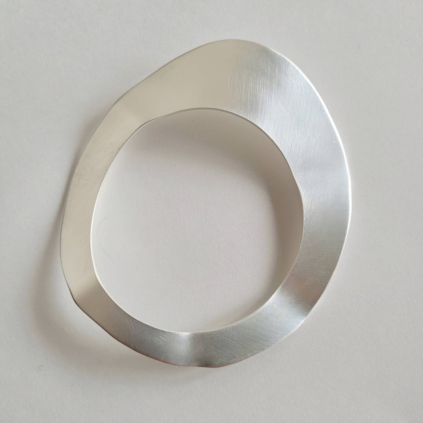 Bisjoux - Silver crushed handcrafted disc flat bangle cuff bracelet: Silver / 3 curve