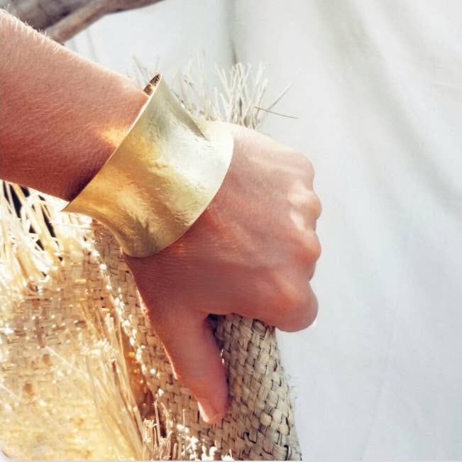 Bisjoux - Seductive brass Curve Cuff bracelet
