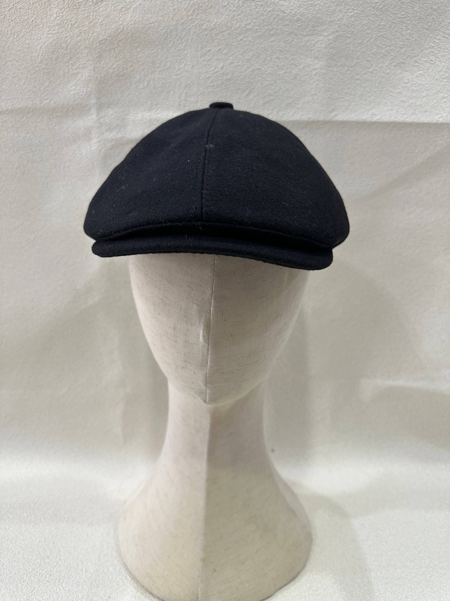 LEXA PLUS - H-2-9 Plain black newsboy cap