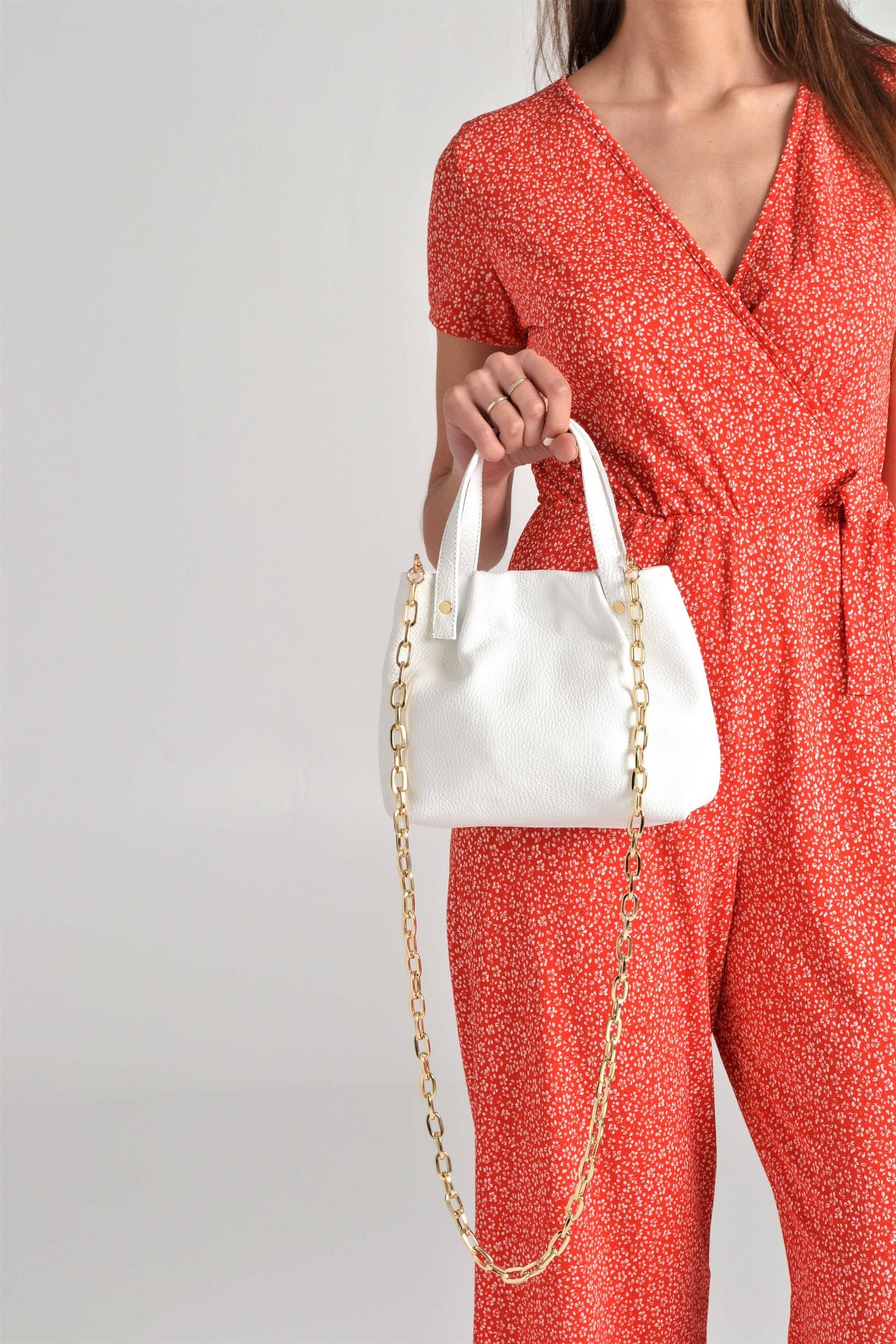 ANA KOUTSI - Armonia leather purse in white: Silver Chain