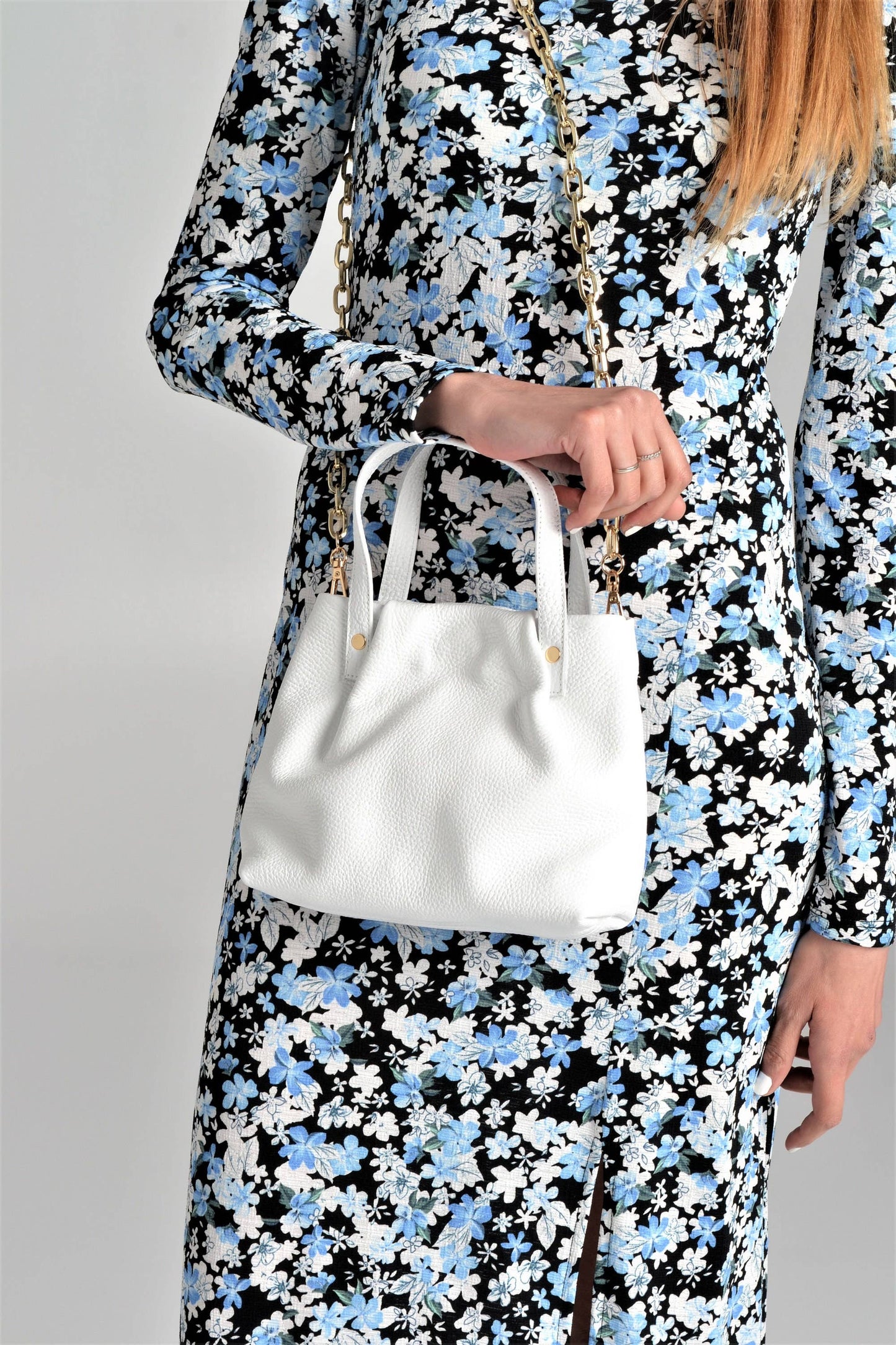 ANA KOUTSI - Armonia leather purse in white: Silver Chain