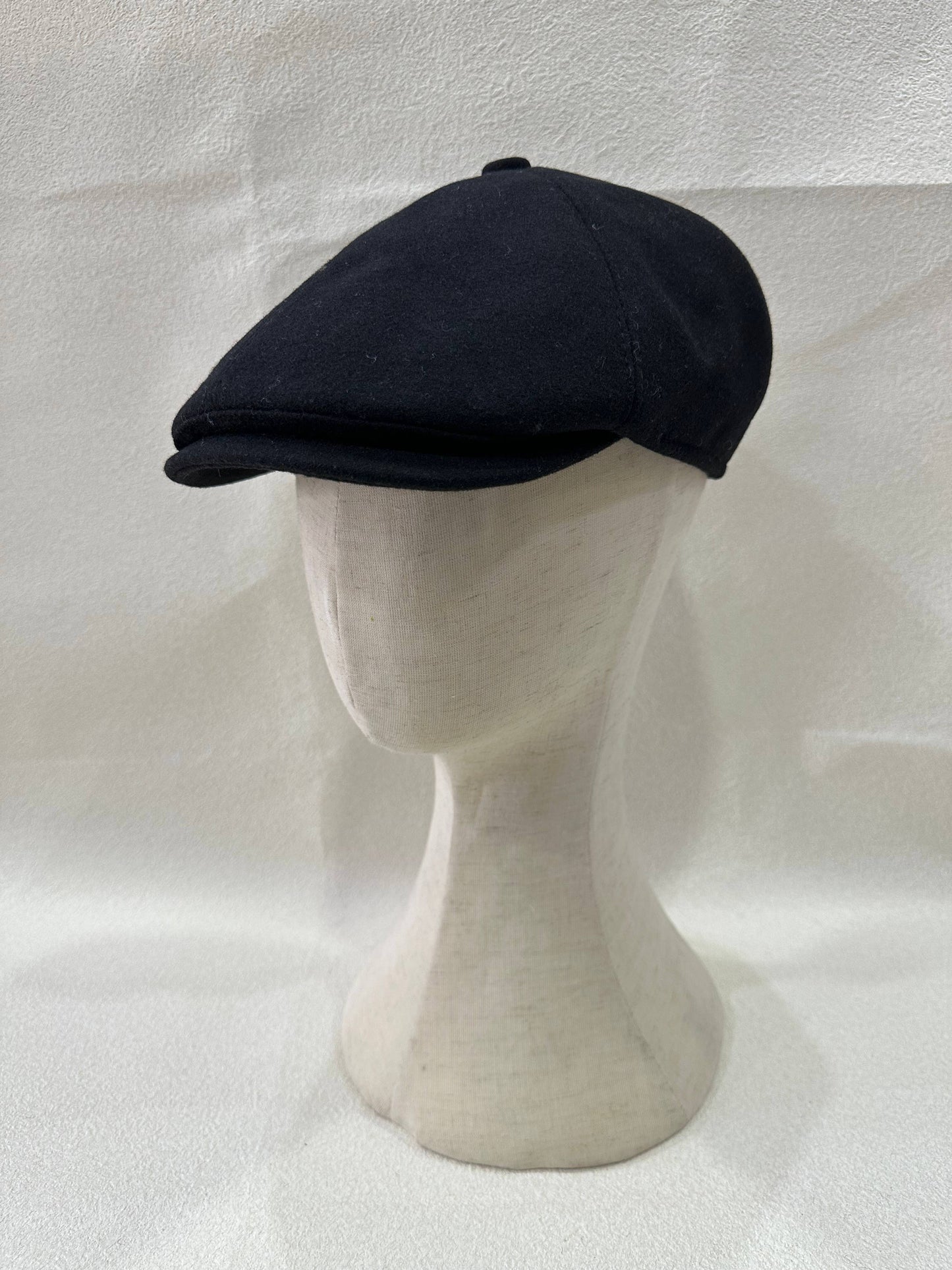 LEXA PLUS - H-2-9 Plain black newsboy cap