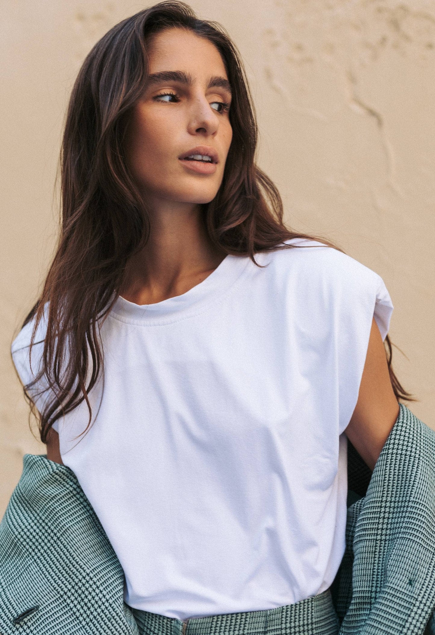 Camiseta blanca con hombreras de moda sostenible
