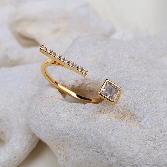 Bisjoux - 18k gold plated stud solitaire modern curve ring